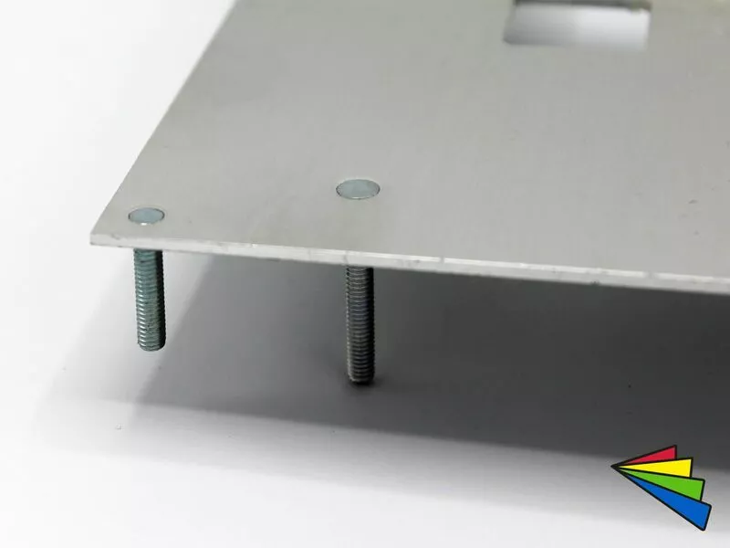 Inpersdraadeinden in aluminium draagplaat tbv een touchscreen