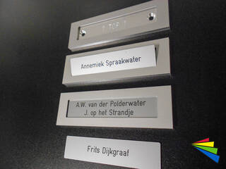 Naamplaathouder en schuifbordjes