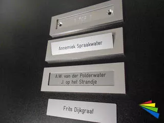 Naamplaathouder en schuifbordjes